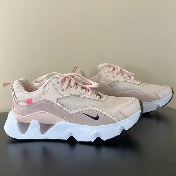 Nike shoes - Picture 3 of 8